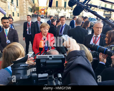 Valletta, Malta. 3. Februar 2017. Bundeskanzlerin Angela Merkel, in rot, spricht Journalisten wie kommt sie zu einem informellen Gipfel der EU, Migration ist zentrales Thema auf der Tagesordnung, in Valletta, Malta, auf Freitag, 3. Februar 2017. Bildnachweis: Jakub Dospiva/CTK Foto/Alamy Live-Nachrichten Stockfoto