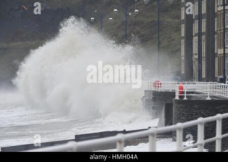 Aberystwyth, Ceredigion, Wales, UK. 3. Februar 2017. Großbritannien Wetter. Hochwasser und starker Wellengang Atlantic bringen heute Morgen große Wellen, die in die Promenade und Meer Abwehr in Aberystwyth an der Westküste von Wales. Potenziell schädliche Sturmwinde, mit Böen von mehr als 60 km/h dürften Streikrecht Teile des südlichen UK heute Foto Credit: Keith Morris/Alamy Live-Nachrichten Stockfoto