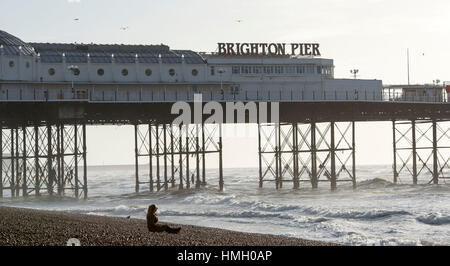 Brighton, UK. 3. Februar 2017. Eine junge Frau beobachtet, die Wellen am Pier in Brighton Vormittag wie schlechte Stürme prognostiziert werden, an die Südküste im Laufe des Tages Kredit getroffen: Simon Dack/Alamy Live News Stockfoto