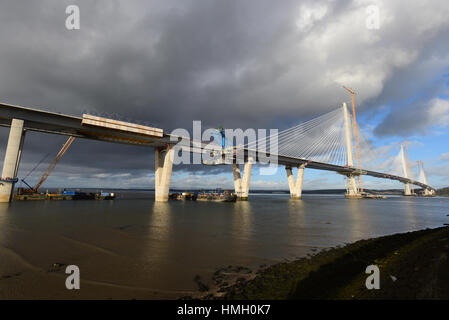 Edinburgh, Schottland, Vereinigtes Königreich. 3. Februar 2017. Die neue Queensferry Crossing Straßenbrücke über die Mündung des Forth als letzte Decksausschnitt ist in Ort, um die Spanne, Kredit abzuschließen gehoben: Ken Jack/Alamy Live News Stockfoto