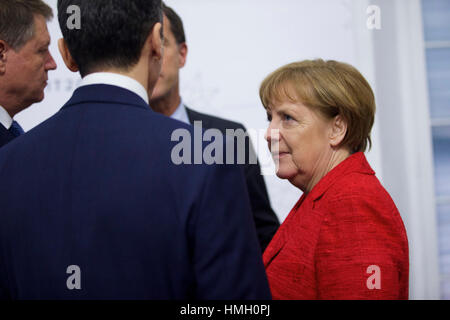 Valletta, Malta. 3. Februar 2017. German chancellor Angela Merkel (R) kommt, um die informellen EU-Gipfel in Valletta, Malta, 3. Februar 2017 teilnehmen. Bildnachweis: Jin Yu/Xinhua/Alamy Live-Nachrichten Stockfoto