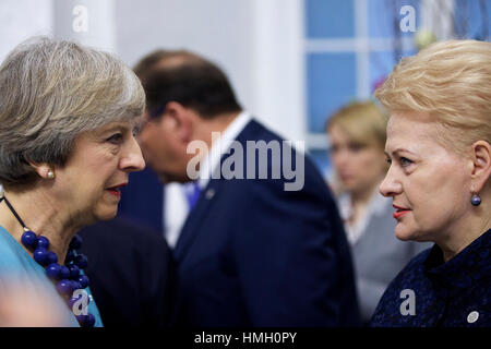 Valletta, Malta. 3. Februar 2017. Britischer Premierminister Theresa kann (L) spricht mit die litauische Staatspräsidentin Dalia Grybauskaite, wenn sie die informellen EU-Gipfel in Valletta, Malta, 3. Februar 2017 teilnehmen. Bildnachweis: Jin Yu/Xinhua/Alamy Live-Nachrichten Stockfoto