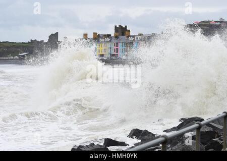 Aberystwyth, Ceredigion, Wales, UK. 3. Februar 2017. Großbritannien Wetter. Hochwasser und starker Wellengang Atlantic bringen heute Morgen große Wellen, die in die Promenade und Meer Abwehr in Aberystwyth an der Westküste von Wales. Potenziell schädliche Sturmwinde, mit Böen von mehr als 60 km/h dürften Streikrecht Teile des südlichen UK heute Foto Credit: Keith Morris/Alamy Live-Nachrichten Stockfoto