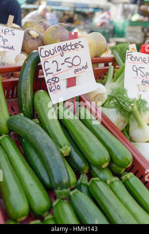 Chesterfield, Derbyshire, UK. 3. Februar 2017. Öffnen Sie während einigen Supermärkten frisches Gemüse knapp sind, gibt es keinen Mangel an Chesterfield Luftverkehrsmarkt, Eisbergsalat, Brokkoli und Zucchini. Bildnachweis: Ian Francis/Alamy Live-Nachrichten Stockfoto