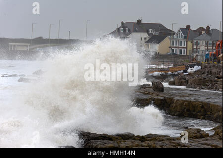 Porthcawl, Mid Glamorgan, Wales, UK. 3. Februar 2017. Porthcawl, Mid Glamorgan, Wales, UK. Riesige Wellen trafen das South Wales Resort von Porthcawl in Mid Glamorgan, Wales, Vereinigtes Königreich. © Graham M. Lawrence/Alamy-Live-Nachrichten Stockfoto