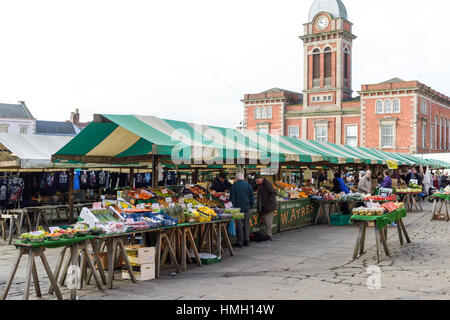 Chesterfield, Derbyshire, UK. 3. Februar 2017. Öffnen Sie während einigen Supermärkten frisches Gemüse knapp sind, gibt es keinen Mangel an Chesterfield Luftverkehrsmarkt, Eisbergsalat, Brokkoli und Zucchini. Bildnachweis: Ian Francis/Alamy Live-Nachrichten Stockfoto
