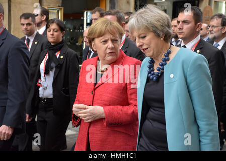 Valletta, Malta. 3. Februar 2017. Bundeskanzlerin Angela Merkel (2. R) und der britische Premierminister Theresa May (1. R) nach der ersten Round Table Diskussion des informellen EU-Gipfel in Valletta, Malta, 3. Februar 2017 miteinander reden. Bildnachweis: Mark Zammit Cordina/Xinhua/Alamy Live-Nachrichten Stockfoto