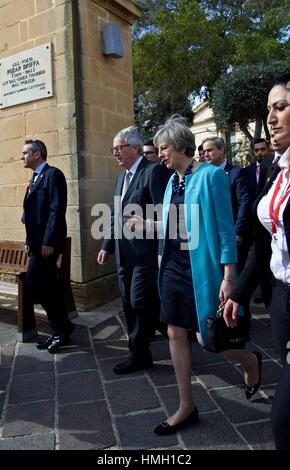 Valletta, Malta. 3. Februar 2017. EU-Kommissionspräsident Jean-Claude Juncker (2. L) Gespräche mit britischen Premierministers Theresa May (3. L) Wenn sie Barrakka Gardens besuchen, während die Europäische Union informellen Gipfel in Valletta, Malta, 3. Februar 2017. Bildnachweis: Jin Yu/Xinhua/Alamy Live-Nachrichten Stockfoto