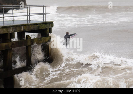 Aberystwyth, Ceredigion, Wales, UK. 3. Februar 2017. Großbritannien Wetter. Hochwasser und starker Wellengang Atlantic bringen heute Morgen große Wellen, die in die Promenade und Meer Abwehr in Aberystwyth an der Westküste von Wales. Eine mutige Körper-Boarder nutzt die Gelegenheit des Reitens, die einige der großen 10' hohe Wellen wie sie in der Nähe von Aberystwyth Hafen potenziell schädliche Gales, brechen mit Böen von mehr als 60 km/h dürften Streikrecht Teile des südlichen UK heute Photo Credit: Keith Morris/Alamy Live News Stockfoto