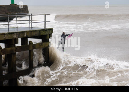 Aberystwyth, Ceredigion, Wales, UK. 3. Februar 2017. Großbritannien Wetter. Hochwasser und starker Wellengang Atlantic bringen heute Morgen große Wellen, die in die Promenade und Meer Abwehr in Aberystwyth an der Westküste von Wales. Eine mutige Körper-Boarder nutzt die Gelegenheit des Reitens, die einige der großen 10' hohe Wellen wie sie in der Nähe von Aberystwyth Hafen potenziell schädliche Gales, brechen mit Böen von mehr als 60 km/h dürften Streikrecht Teile des südlichen UK heute Photo Credit: Keith Morris/Alamy Live News Stockfoto