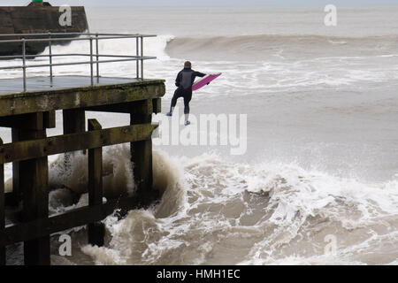 Aberystwyth, Ceredigion, Wales, UK. 3. Februar 2017. Großbritannien Wetter. Hochwasser und starker Wellengang Atlantic bringen heute Morgen große Wellen, die in die Promenade und Meer Abwehr in Aberystwyth an der Westküste von Wales. Eine mutige Körper-Boarder nutzt die Gelegenheit des Reitens, die einige der großen 10' hohe Wellen wie sie in der Nähe von Aberystwyth Hafen potenziell schädliche Gales, brechen mit Böen von mehr als 60 km/h dürften Streikrecht Teile des südlichen UK heute Photo Credit: Keith Morris/Alamy Live News Stockfoto