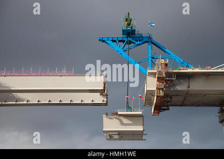 South Queensferry, Schottland. 3. Februar 2017. Die endgültige Straßenabschnitt von der neuen Firth of Forth Bridge Queensferry Crossing ist in Platz gehoben. Kredit Richard Newton Fotografie/Alamy Live-Nachrichten Stockfoto