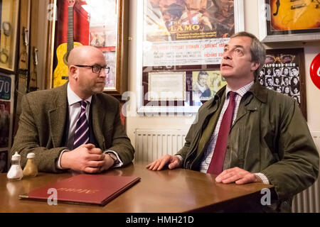 Hanley, Stoke, UK. 3. Februar 2017. UKIP Führer Paul Nuttall und ehemaliger Führer der UKIP und Figur-Leiter Nigel Farage Haltestelle Harley, Stoke-on-Trent, während einer Wahlkampftour in der Stadt. 3. Februar 2017. Bildnachweis: Richard Holmes/Alamy Live-Nachrichten Stockfoto