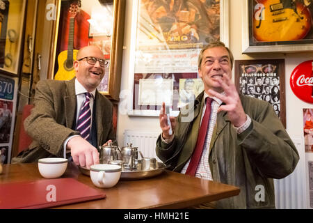 Hanley, Stoke, UK. 3. Februar 2017. UKIP Führer Paul Nuttall und ehemaliger Führer der UKIP und Figur-Leiter Nigel Farage Haltestelle Harley, Stoke-on-Trent, während einer Wahlkampftour in der Stadt. 3. Februar 2017. Bildnachweis: Richard Holmes/Alamy Live-Nachrichten Stockfoto