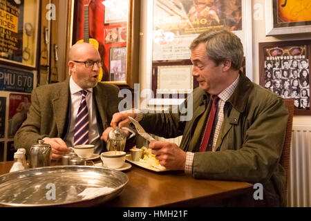 Hanley, Stoke, UK. 3. Februar 2017. UKIP Führer Paul Nuttall und ehemaliger Führer der UKIP und Figur-Leiter Nigel Farage Haltestelle Harley, Stoke-on-Trent, während einer Wahlkampftour in der Stadt. 3. Februar 2017. Bildnachweis: Richard Holmes/Alamy Live-Nachrichten Stockfoto