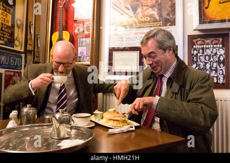 Hanley, Stoke, UK. 3. Februar 2017. UKIP Führer Paul Nuttall und ehemaliger Führer der UKIP und Figur-Leiter Nigel Farage Haltestelle Harley, Stoke-on-Trent, während einer Wahlkampftour in der Stadt. 3. Februar 2017. Bildnachweis: Richard Holmes/Alamy Live-Nachrichten Stockfoto