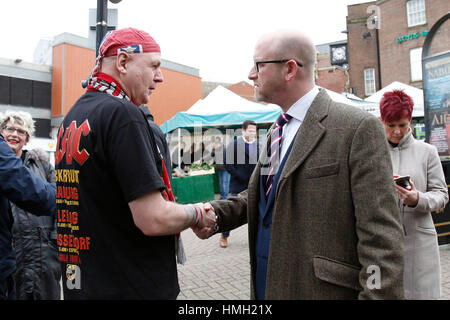 Hanley, Stoke, UK. 3. Februar 2017. Die UKIP Führer Paul Nuttall trifft seine Wähler in Hanley, Stoke-on-Trent, während einer Wahlkampftour in der Stadt. 3. Februar 2017. Bildnachweis: Richard Holmes/Alamy Live-Nachrichten Stockfoto