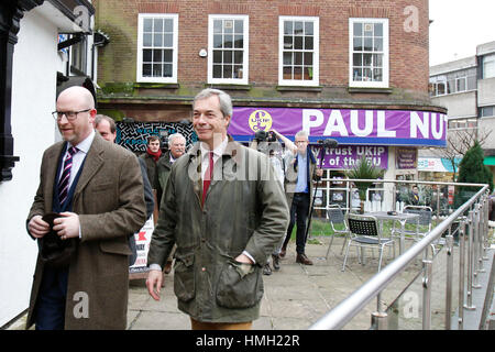 Hanley, Stoke, UK. 3. Februar 2017. UKIP Führer Paul Nuttall und ehemaliger Führer der UKIP und Figur-Leiter Nigel Farage in Hanley, Stoke-on-Trent, während einer Wahlkampftour in der Stadt. 3. Februar 2017. Bildnachweis: Richard Holmes/Alamy Live-Nachrichten Stockfoto