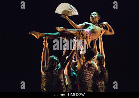 London, UK. 2. Februar 2017. Aufführung der einen Auszug aus "Bajadere" durch Shobana Jeyasingh Dance am Sadler es Wells Stichprobe am 2. Februar 2017 Credit: Chantal Guevara/Alamy Live News Stockfoto