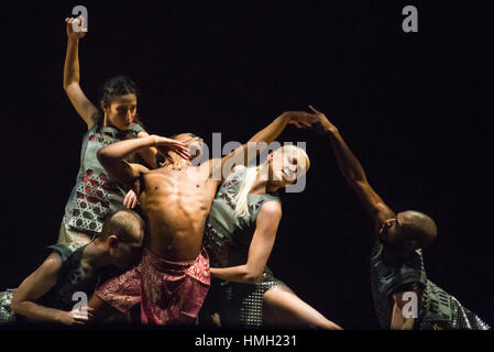 London, UK. 2. Februar 2017. Aufführung der einen Auszug aus "Bajadere" durch Shobana Jeyasingh Dance am Sadler es Wells Stichprobe am 2. Februar 2017 Credit: Chantal Guevara/Alamy Live News Stockfoto