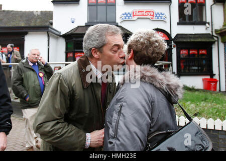 Hanley, Stoke, UK. 3. Februar 2017. Ehemaliger Führer der UKIP und Figur-Leiter Nigel Farage trifft UKIPs Stoke-on-Trent Nachwahl Wählerschaft in Hanley, Stoke-on-Trent, während einer Wahlkampftour in der Stadt. 3. Februar 2017. Bildnachweis: Richard Holmes/Alamy Live-Nachrichten Stockfoto