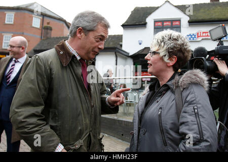 Hanley, Stoke, UK. 3. Februar 2017. Ehemaliger Führer der UKIP und Figur-Leiter Nigel Farage trifft UKIPs Stoke-on-Trent Nachwahl Wählerschaft in Hanley, Stoke-on-Trent, während einer Wahlkampftour in der Stadt. 3. Februar 2017. Bildnachweis: Richard Holmes/Alamy Live-Nachrichten Stockfoto