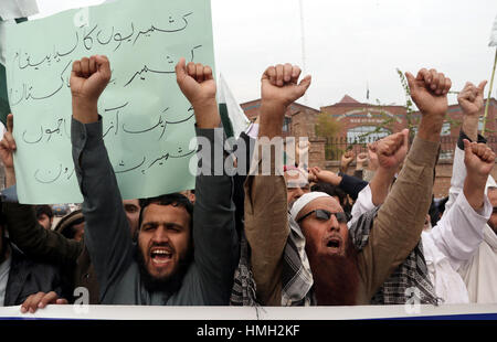 Aktivisten der Freizügigkeit Kaschmir halten Protestdemonstration gegen Indien außerhalb Peshawar Presseclub auf Freitag, 3. Februar 2017. Stockfoto