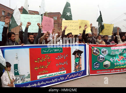 Aktivisten der Freizügigkeit Kaschmir halten Protestdemonstration gegen Indien außerhalb Peshawar Presseclub auf Freitag, 3. Februar 2017. Stockfoto