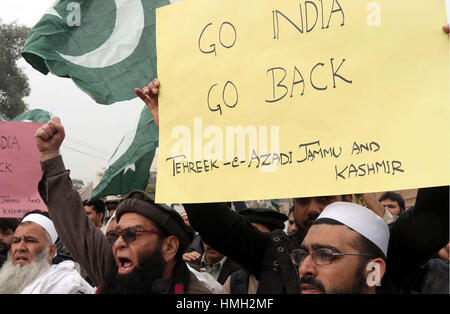 Aktivisten der Freizügigkeit Kaschmir halten Protestdemonstration gegen Indien außerhalb Peshawar Presseclub auf Freitag, 3. Februar 2017. Stockfoto