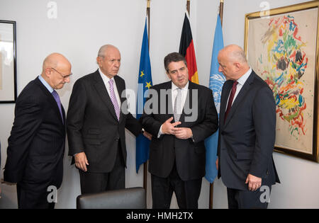 New York, USA. 3. Februar 2017. Deutscher Minister für auswärtige Angelegenheiten Sigmar Gabriel (SPD, 2. R) trifft Vertreter jüdischer Organisationen im deutschen Haus in New York, USA, 3. Februar 2017. Der neue deutsche Außenminister verbringt zwei Tage in den Vereinigten Staaten von Amerika für seinen ersten Besuch. Foto: Bernd von Jutrczenka/Dpa/Alamy Live News Stockfoto