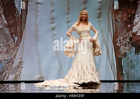 Sevilla, Spanien. 3. Februar 2017. Das Modell Carla Pereira während der Parade der Signatur "Aurora Gaviño" in den Laufsteg Simof 2017 in Sevilla, Freitag, 3. Februar 2017 Credit: Gtres Información Más lokalen auf line,S.L./Alamy Live News Stockfoto