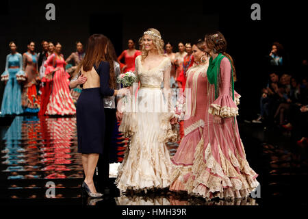 Sevilla, Spanien. 3. Februar 2017. Das Modell Carla Pereira während der Parade der Signatur "Aurora Gaviño" in den Laufsteg Simof 2017 in Sevilla, Freitag, 3. Februar 2017 Credit: Gtres Información Más lokalen auf line,S.L./Alamy Live News Stockfoto