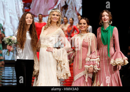 Sevilla, Spanien. 3. Februar 2017. Das Modell Carla Pereira während der Parade der Signatur "Aurora Gaviño" in den Laufsteg Simof 2017 in Sevilla, Freitag, 3. Februar 2017 Credit: Gtres Información Más lokalen auf line,S.L./Alamy Live News Stockfoto