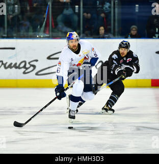 Nürnberg, Deutschland. 3. Februar 2017. Nürnbergs Jesse Blacker (l) und Münchner Daryl Boyle in Aktion während der DEL-Eishockey-match zwischen Nürnberg Ice Tigers und EHC München in der Arena Nürnberger Versicherung in Nürnberg, 3. Februar 2017. Foto: Matthias Merz/Dpa/Alamy Live News Stockfoto