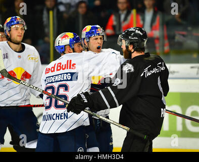 Nürnberg, Deutschland. 3. Februar 2017. Nürnberger Brandon Prust (r) und Münchner Frank Mauer (2. R) kämpfen, während Münchens Konrad Abeltshauser und Yannic Seidenberg in der DEL-Eishockey-Spiel zwischen den Nürnberg Ice Tigers und EHC München in der Arena Nürnberger Versicherung in Nürnberg, 3. Februar 2017 anreisen. Foto: Matthias Merz/Dpa/Alamy Live News Stockfoto