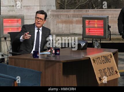 New York, USA. 3. Februar 2017. Stephen Colbert auf einem taping "The Late Show with Stephen Colbert" Pre-Show vor Ort in Central Park/Columbus Circle vor dem Trump International Hotel, wo er Männer interviewt, und Frauen auf der Straße über ihre Gefühle über US-Präsident Donald Trump und seine Politik in New York. Bildnachweis: Rainmaker Fotomedien/Punch/Alamy Live-Nachrichten Stockfoto