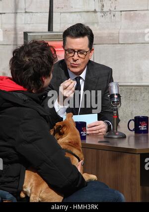 New York, USA. 3. Februar 2017. Stephen Colbert versucht eine Milk Bone Hundekuchen bei einem taping "The Late Show with Stephen Colbert" Pre-Show vor Ort in Central Park/Columbus Circle vor dem Trump International Hotel, wo er Männer interviewt, und Frauen auf der Straße über ihre Gefühle über US-Präsident Donald Trump und seine Politik in New York. Bildnachweis: Rainmaker Fotomedien/Punch/Alamy Live-Nachrichten Stockfoto