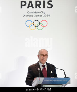 Paris, Frankreich. 3. Februar 2017. Französische Premierminister Bernard Cazeneuve hält seine Rede während des Starts der internationalen Kampagne von Paris als Kandidat für die Olympischen Sommerspiele 2024 in Paris. Paris hat eine Reihe von Aktivitäten, die Förderung des Paris bieten, Gastgeber der Olympischen Spiele 2024. Bildnachweis: Chen Yichen/Xinhua/Alamy Live-Nachrichten Stockfoto