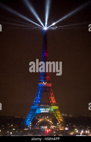 Paris, Frankreich. 3. Februar 2017. Foto am 3. Februar 2017 zeigt während des Starts der internationalen Kampagne von Paris als Kandidat für die Olympischen Sommerspiele 2024 in Paris den Eiffelturm mit dem Thema der Paris 2024. Paris hat eine Reihe von Aktivitäten, die Förderung des Paris bieten, Gastgeber der Olympischen Spiele 2024. Bildnachweis: Chen Yichen/Xinhua/Alamy Live-Nachrichten Stockfoto