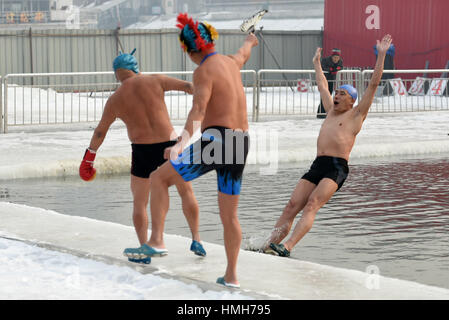 Harbin, China Provinz Heilongjiang. 4. Februar 2017. Winter-Schwimmer führen auf dem Eis-Boxen in Harbin, der Hauptstadt des nordöstlichen Chinas Provinz Heilongjiang, 4. Februar 2017. Bildnachweis: Wang Jianwei/Xinhua/Alamy Live-Nachrichten Stockfoto