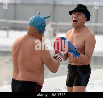 Harbin, China Provinz Heilongjiang. 4. Februar 2017. Winter-Schwimmer führen auf dem Eis-Boxen in Harbin, der Hauptstadt des nordöstlichen Chinas Provinz Heilongjiang, 4. Februar 2017. Bildnachweis: Wang Jianwei/Xinhua/Alamy Live-Nachrichten Stockfoto