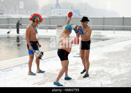 Harbin, China Provinz Heilongjiang. 4. Februar 2017. Winter-Schwimmer führen auf dem Eis-Boxen in Harbin, der Hauptstadt des nordöstlichen Chinas Provinz Heilongjiang, 4. Februar 2017. Bildnachweis: Wang Jianwei/Xinhua/Alamy Live-Nachrichten Stockfoto