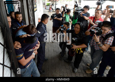 Kota Kinabalu, Malaysia. 4. Februar 2017. Besitzer und Kapitän der Ill-Fated malaysischen Katamaran, die 28 Touristen aus China und in den Gewässern vor Sabah letzte Woche kenterte, werden von den Medien in Kota Kinabalu, Malaysia, 4. Februar 2017 erschossen. Sharezza Sslian bin Salier, der 25 - Jahre alte Skipper wurde zu sechs Monaten Gefängnis am Samstag verurteilt für die Lenkung eines überladenen und unsicheren Schiffes. Bildnachweis: Chong Voon Chung/Xinhua/Alamy Live-Nachrichten Stockfoto