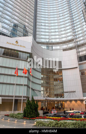 Hong Kong, Hong Kong SAR, China. 3. Februar 2017. HONG KONG, CHINA - 3. Februar: Das Four Seasons Hotel in Finance Street, Hong Kong am 3. Februar 2017. Finanzier Xiao Jianhua, Gründer von Peking ansässige Morgen Group, wohnte in Luxushotel Four Seasons Hong Kong vor die von Festland Agenten entführt langfristig. Die Fahnen von Hong Kong, China und Kanada fliegen Side-by-Side außerhalb der Fassade Credit: Jayne Russell/ZUMA Draht/Alamy Live News Stockfoto