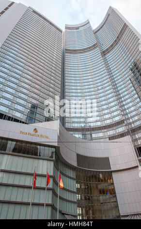 Hong Kong, Hong Kong SAR, China. 3. Februar 2017. HONG KONG, CHINA - 3. Februar: Das Four Seasons Hotel in Finance Street, Hong Kong am 3. Februar 2017. Finanzier Xiao Jianhua, Gründer von Peking ansässige Morgen Group, wohnte in Luxushotel Four Seasons Hong Kong vor die von Festland Agenten entführt langfristig. Die Fahnen von Hong Kong, China und Kanada fliegen Side-by-Side außerhalb der Fassade Credit: Jayne Russell/ZUMA Draht/Alamy Live News Stockfoto