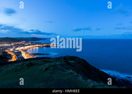 Aberystwyth, Ceredigion, Wales, UK. 4. Februar 2017 UK Wetter: Clearing Himmel über Aberystwyth im Morgengrauen nach einer kalten frostigen Nacht auf einer Anhöhe von Ceredigion Küstenweg, gesehen. © Ian Jones/Alamy Live-Nachrichten Stockfoto