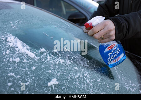 Person mit Enteiser Spray Auto Windschutzscheibe Enteisung Stockfotografie  - Alamy