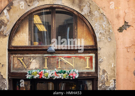 Bild der alten Gebäude mit "Wein" Schild über Fenster. Rom, Italien. Stockfoto