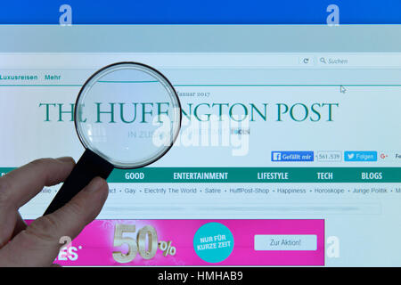 Die Huffington post, Internet, Monitor, Hand, Lupe, The Huffington Post, Monitor, Hand, Lupe Stockfoto