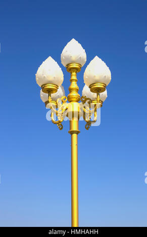 drei Lampen und blauer Himmel im Garten. Stockfoto